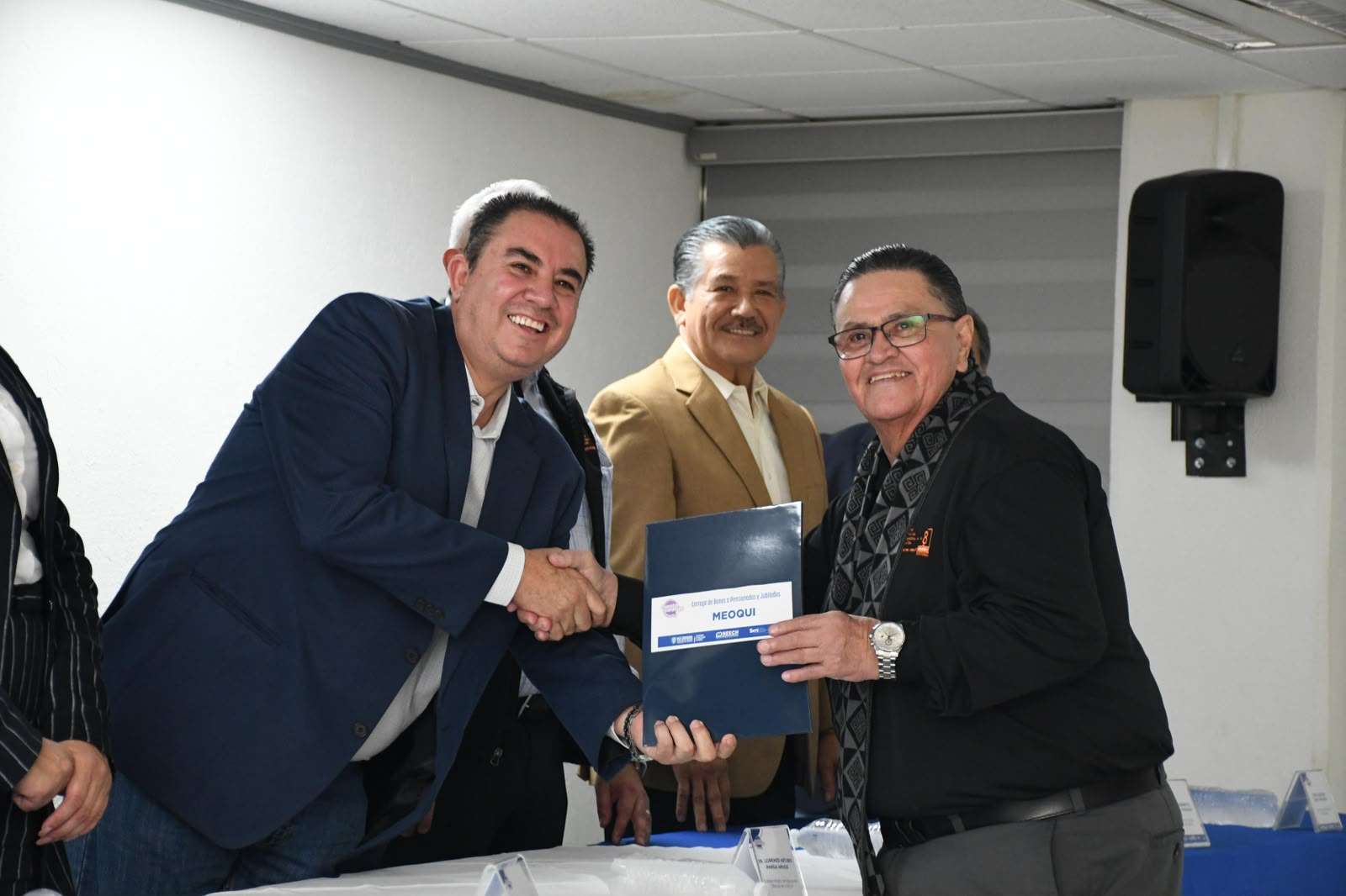 Reciben jubilados y pensionados bonos trimestrales