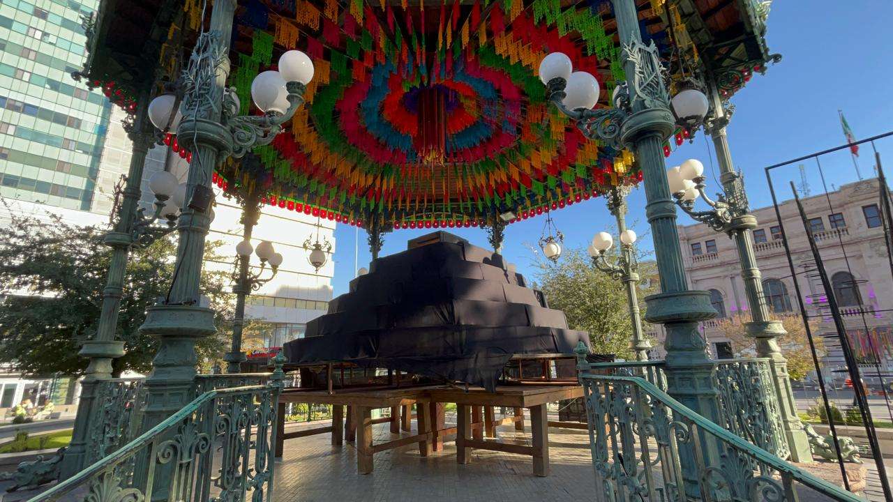 Adornan Plaza de Armas para Día de Muertos