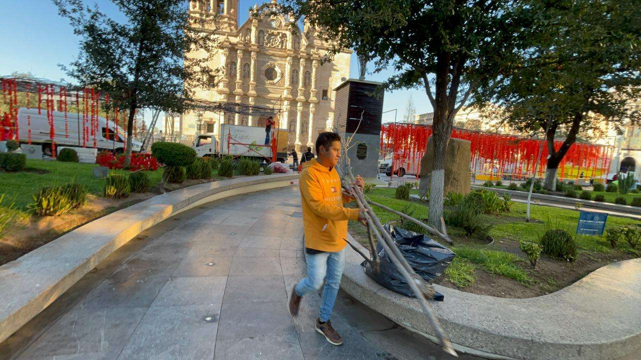 Adornan Plaza de Armas para Día de Muertos