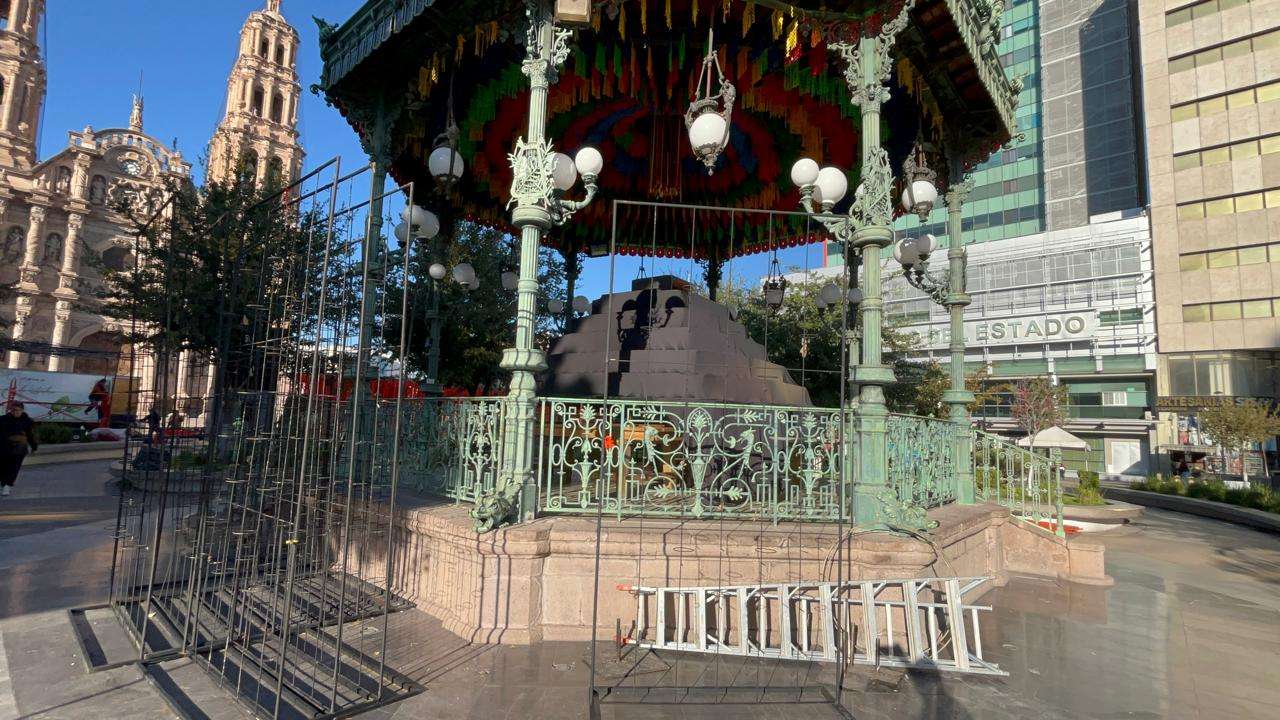 Adornan Plaza de Armas para Día de Muertos
