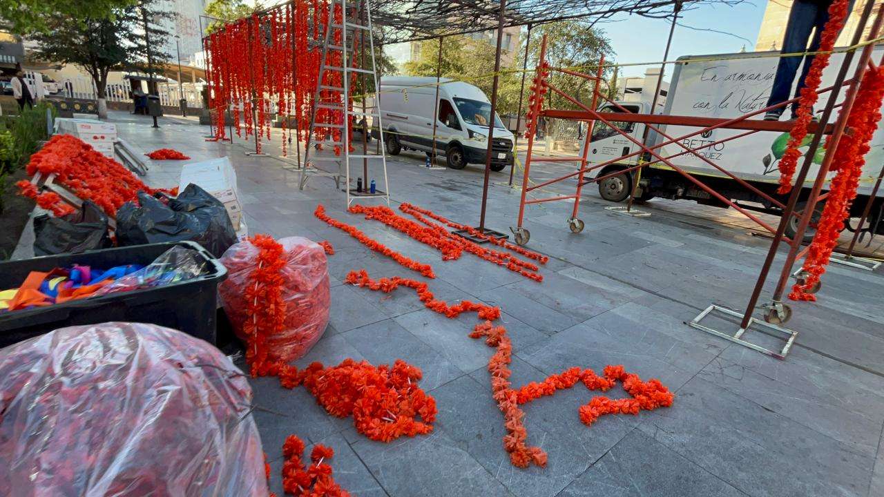 Adornan Plaza de Armas para Día de Muertos