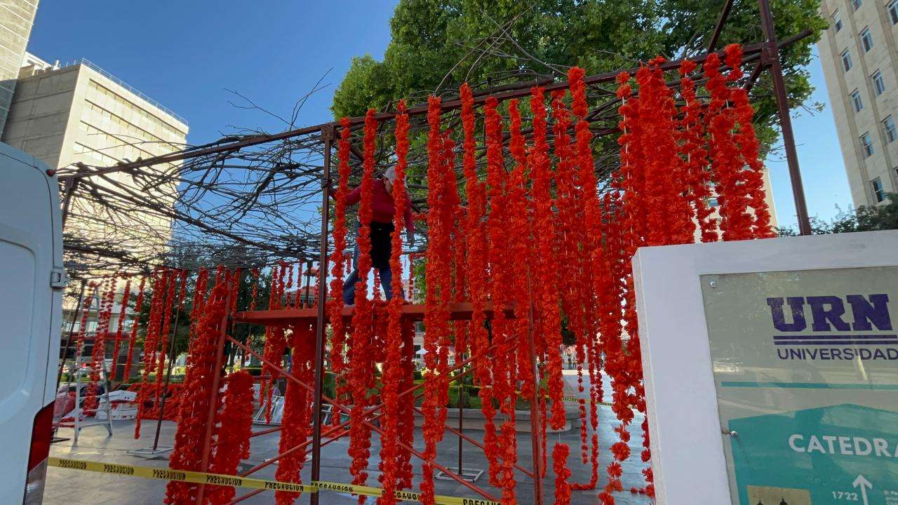 Adornan Plaza de Armas para Día de Muertos