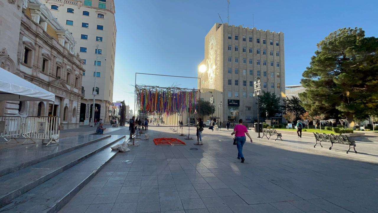 Adornan Plaza de Armas para Día de Muertos