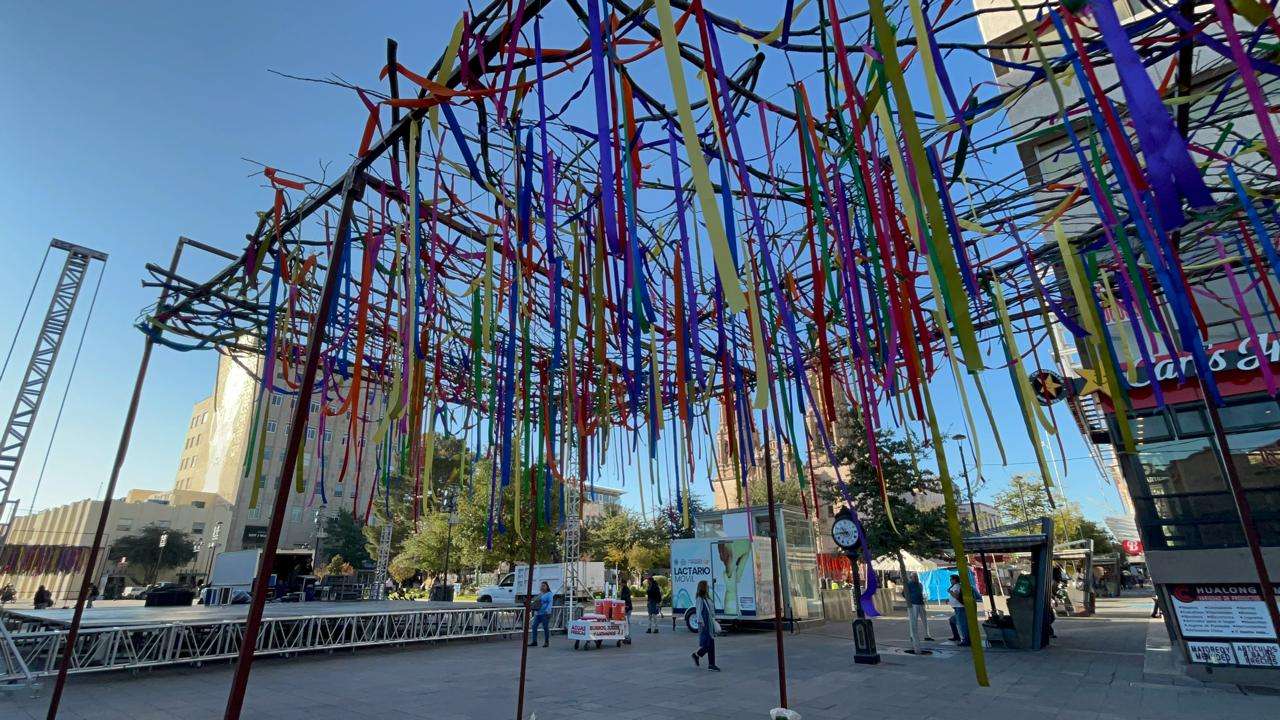 Adornan Plaza de Armas para Día de Muertos