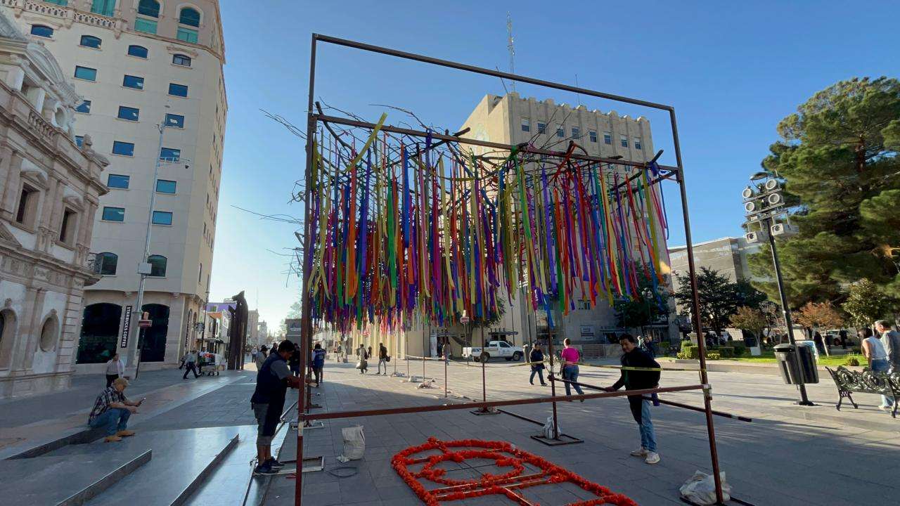 Adornan Plaza de Armas para Día de Muertos