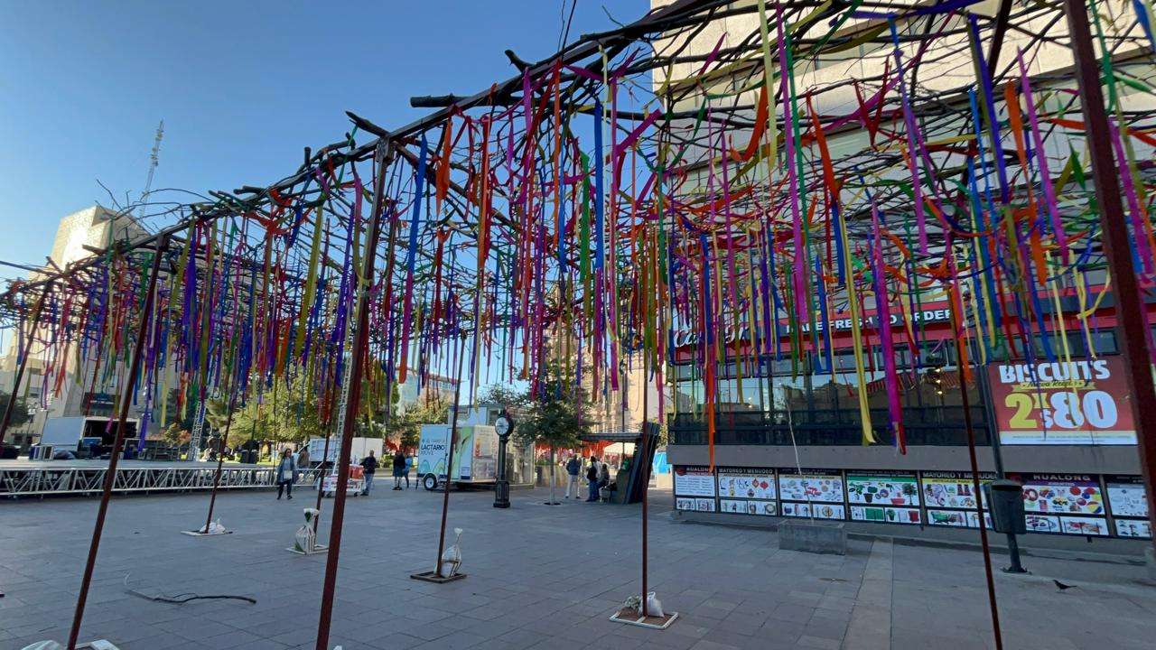 Adornan Plaza de Armas para Día de Muertos