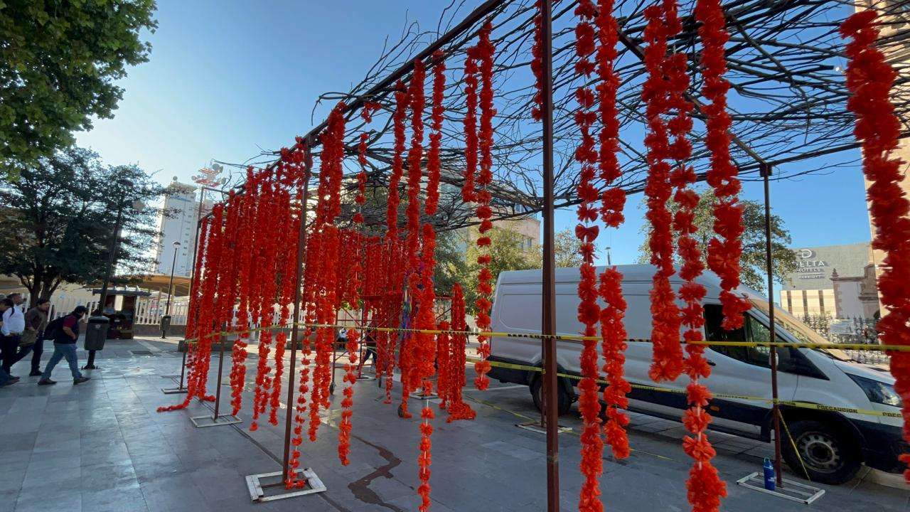Adornan Plaza de Armas para Día de Muertos