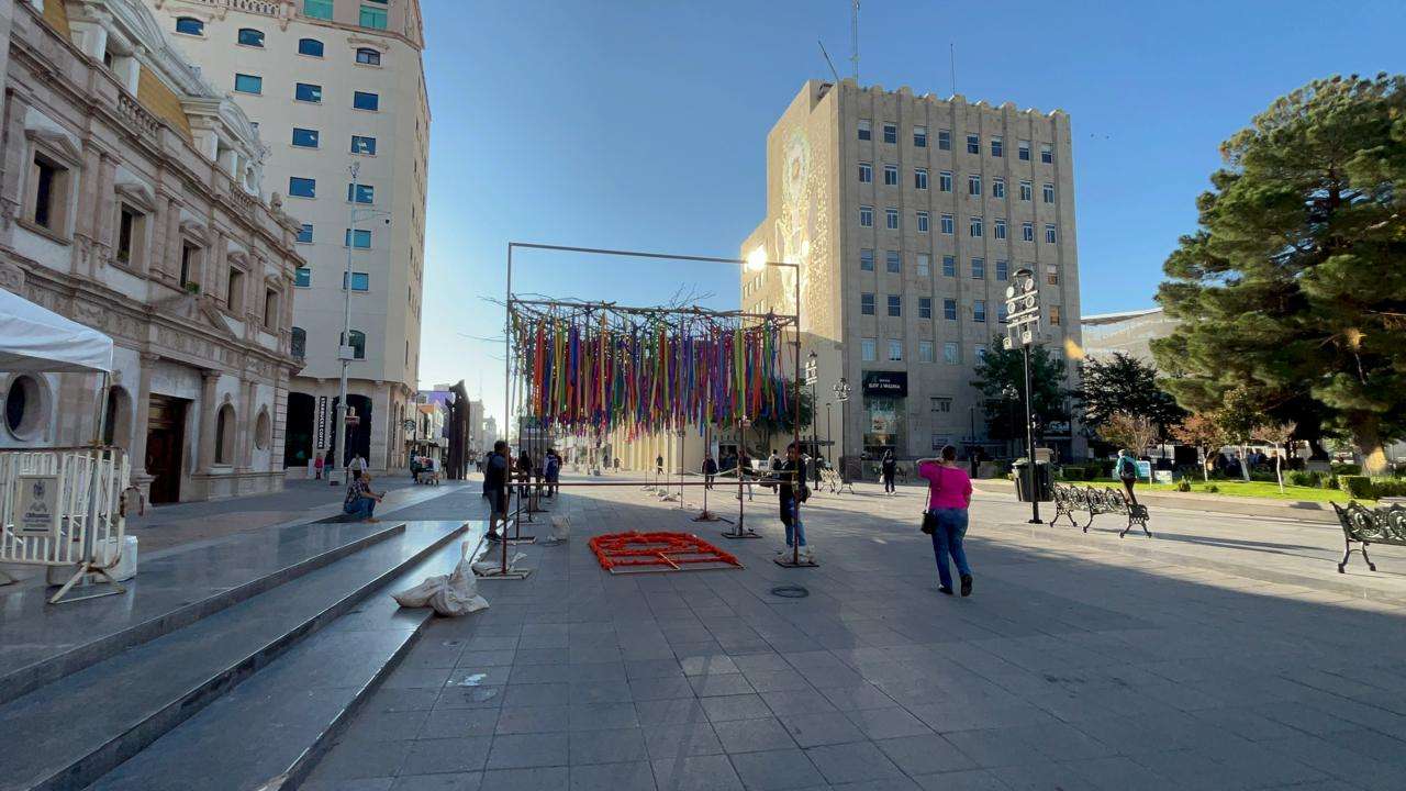 Adornan Plaza de Armas para Día de Muertos