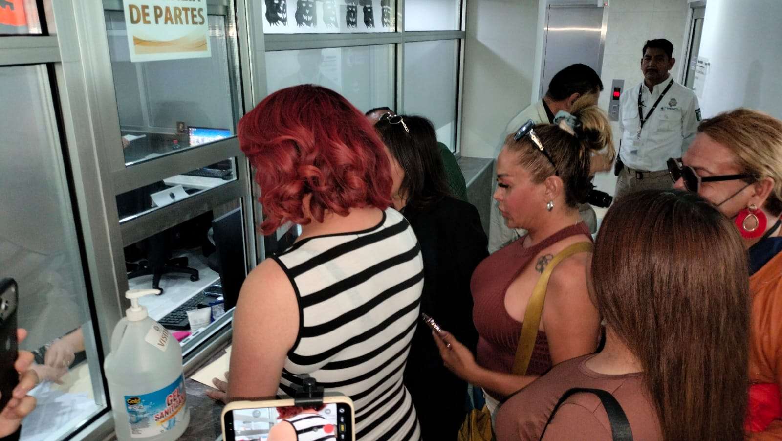 Pide colectivo trans juicio político contra Olson