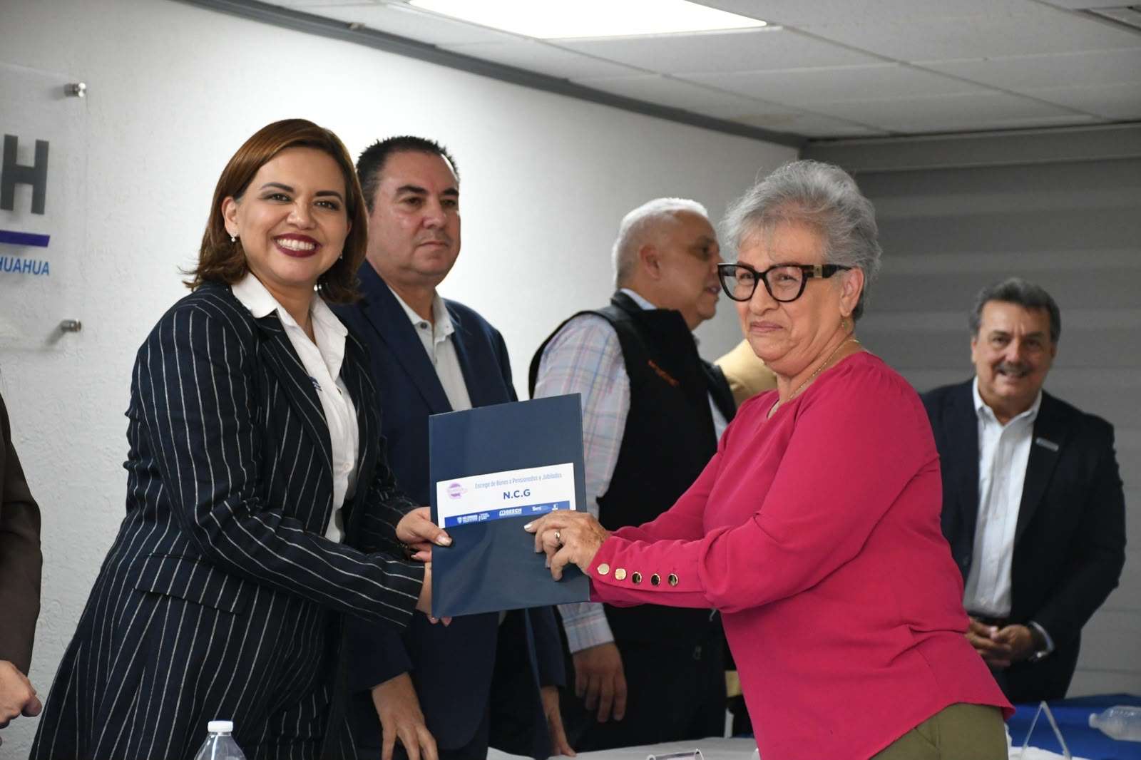 Reciben jubilados y pensionados bonos trimestrales