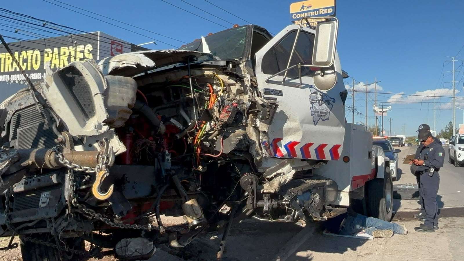 Desata persecución una grúa, arrolla a peatones y huye 