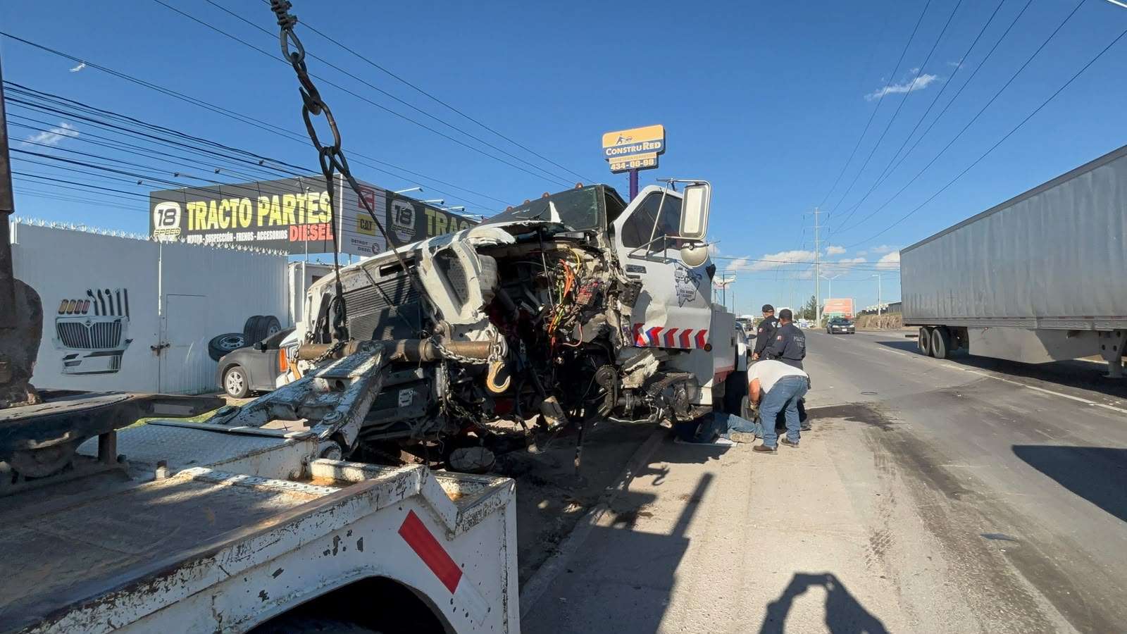 Desata persecución una grúa, arrolla a peatones y huye 