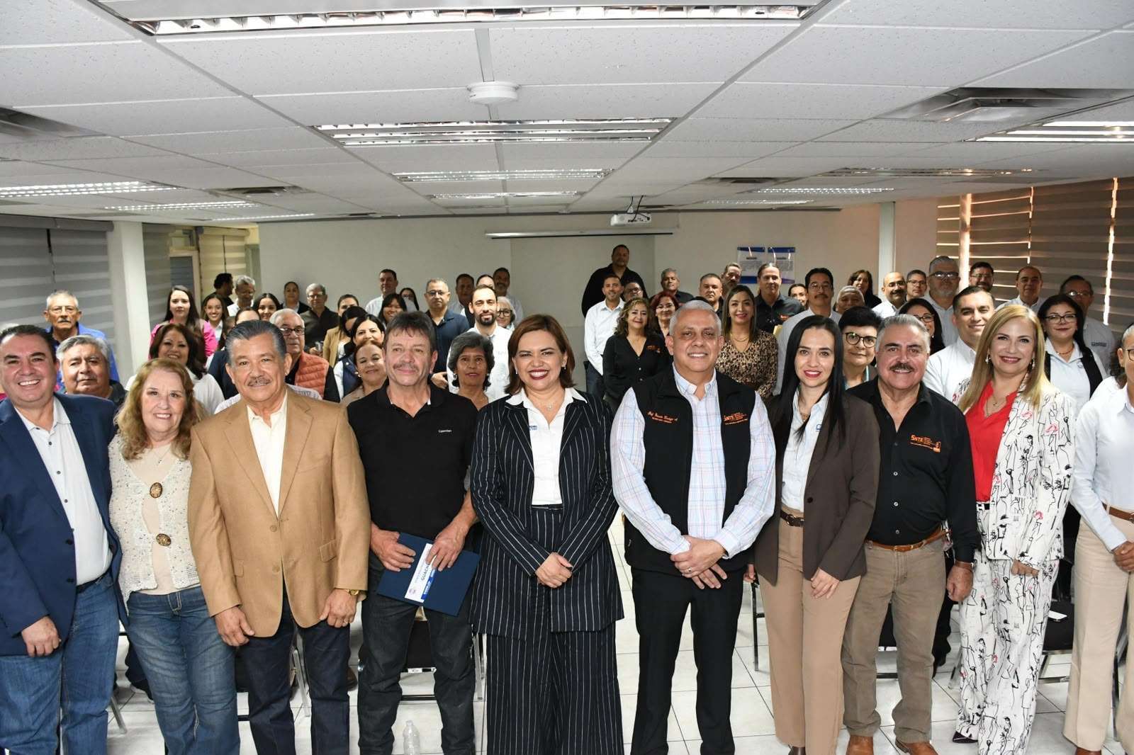 Reciben jubilados y pensionados bonos trimestrales