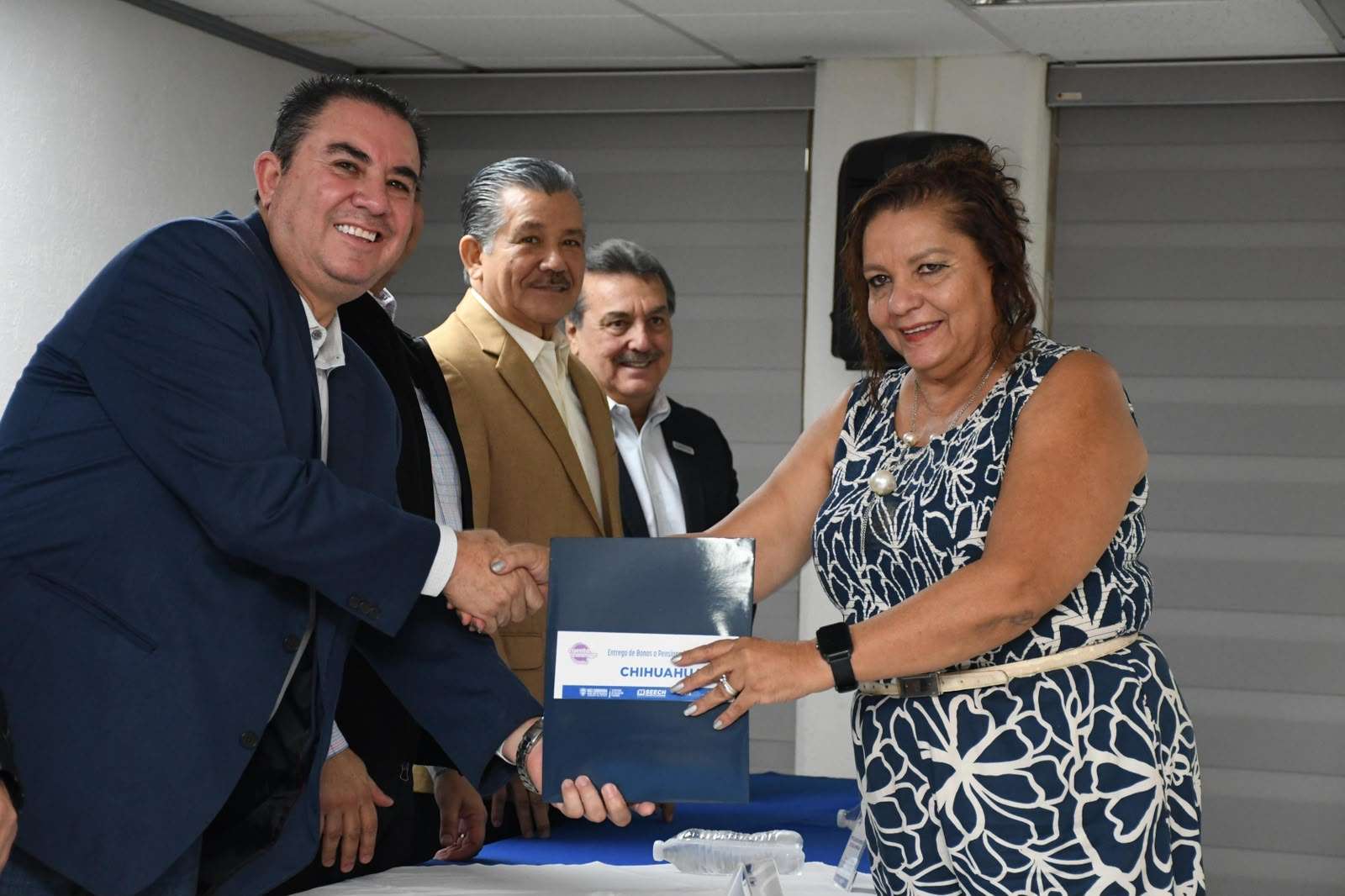 Reciben jubilados y pensionados bonos trimestrales