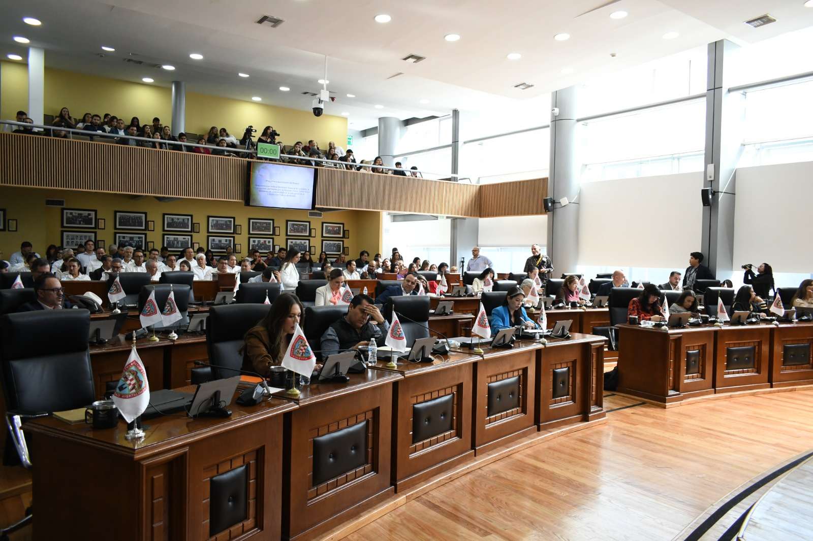 Pide Congreso revisar pensiones de servidores públicos