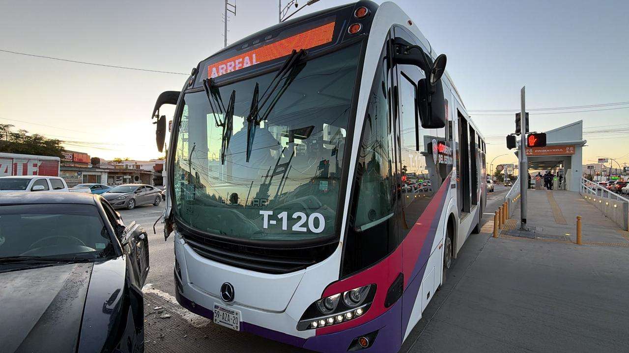 Choca Mustang contra JuárezBus en la Gómez Morín