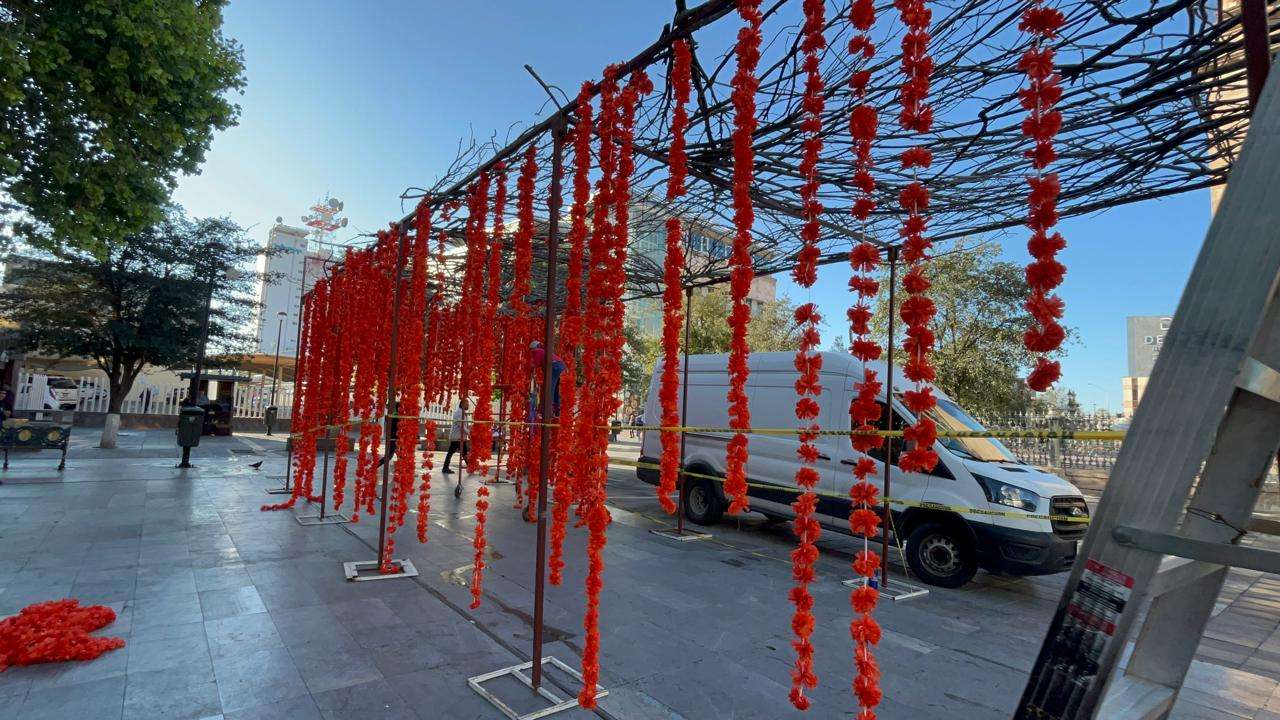 Adornan Plaza de Armas para Día de Muertos