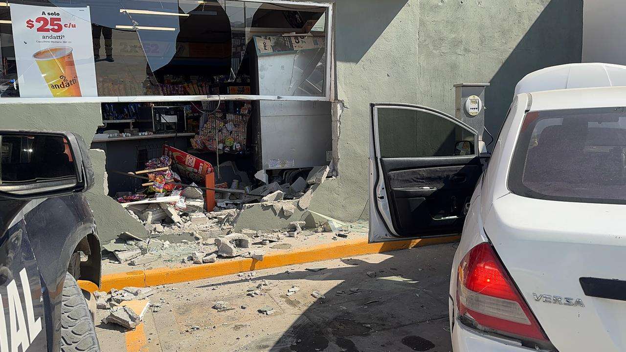 Derriba pared de OXXO auto sin control