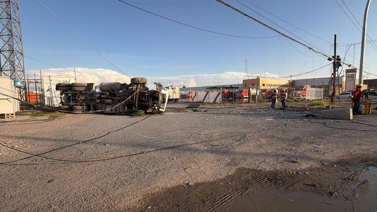 Vuelca camión revolvedor de cemento tras derribar poste en la Ramón Rayón