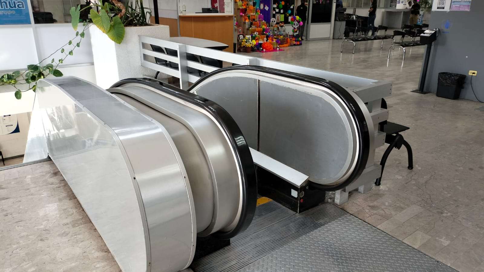 Dificultan escaleras inactivas a personas con discapacidad 