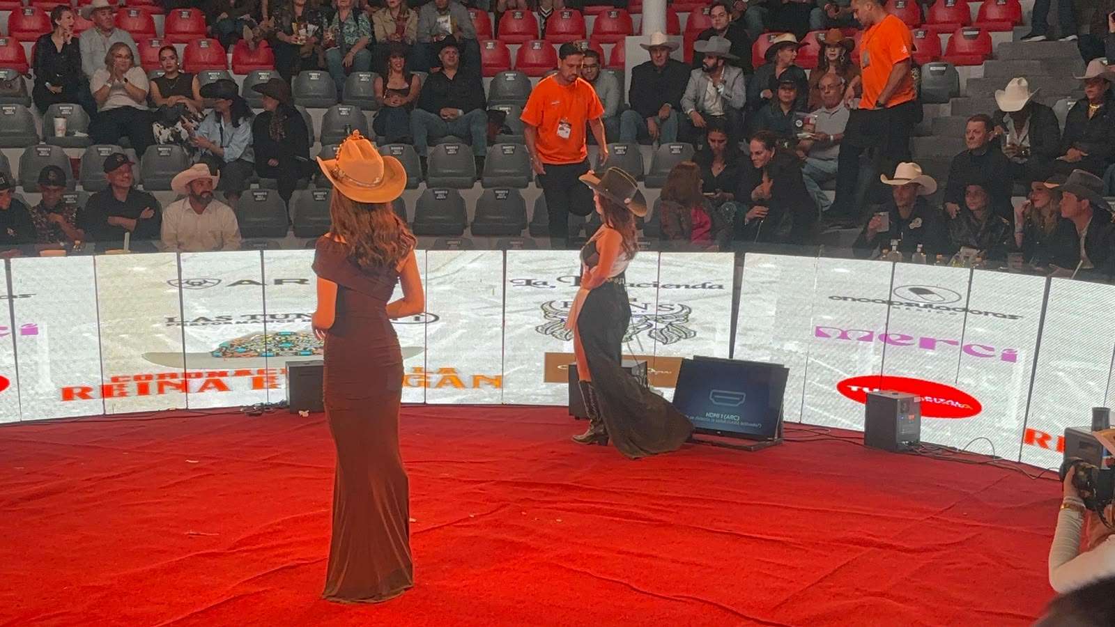 Inicia ceremonia de coronación de Reina de Expogan