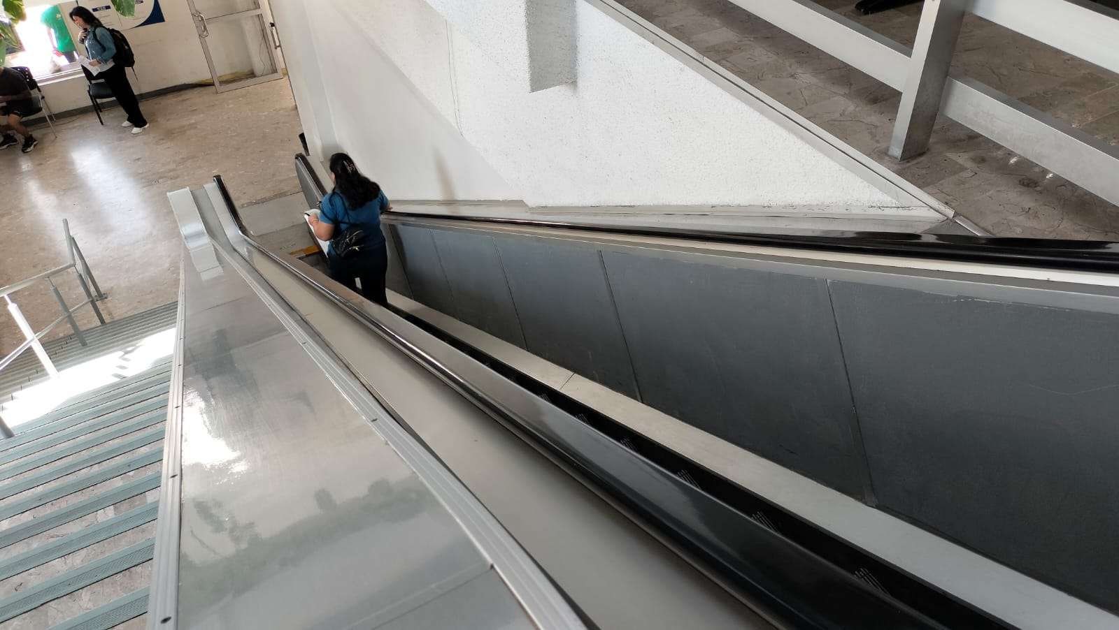 Dificultan escaleras inactivas a personas con discapacidad 