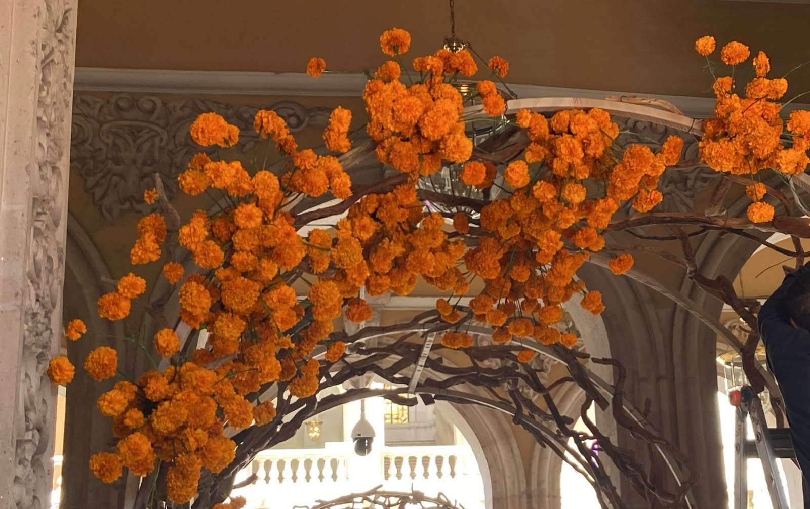 Instalan arreglos de cempasúchil por Día de Muertos