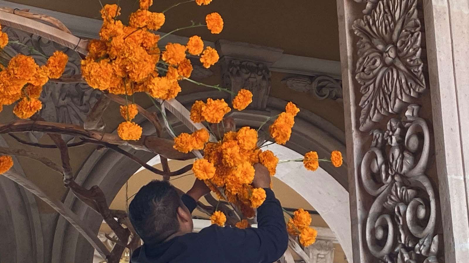 Instalan arreglos de cempasúchil por Día de Muertos