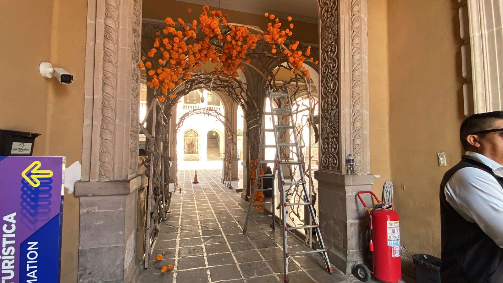 Instalan arreglos de cempasúchil por Día de Muertos