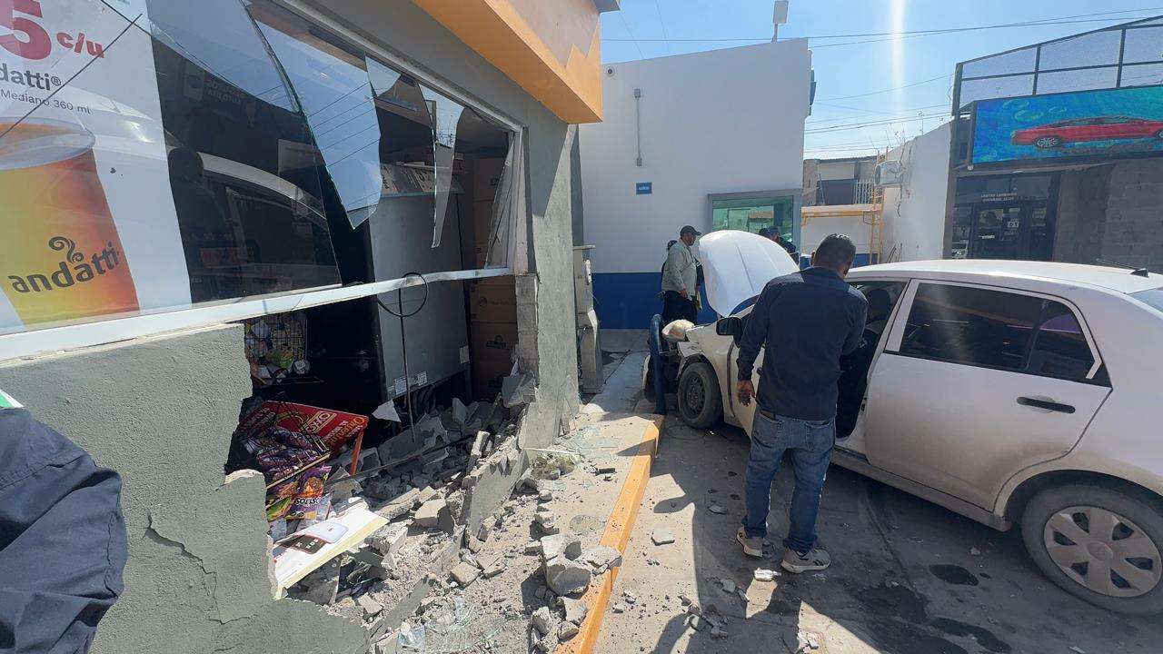 Derriba pared de OXXO auto sin control