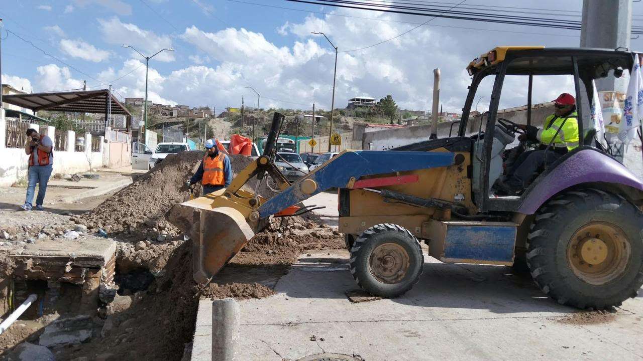 Reparan calles afectadas por lluvias en Juárez