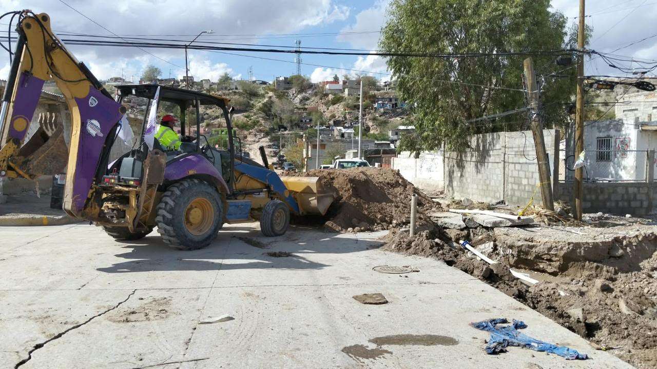 Reparan calles afectadas por lluvias en Juárez