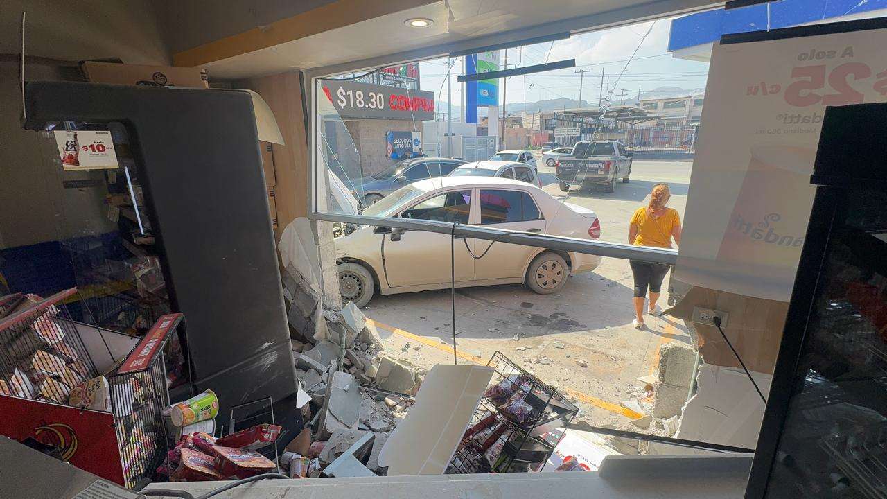 Derriba pared de OXXO auto sin control