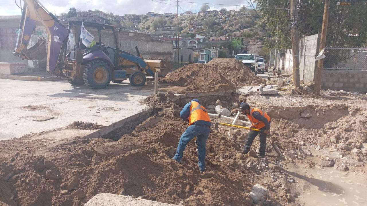 Reparan calles afectadas por lluvias en Juárez