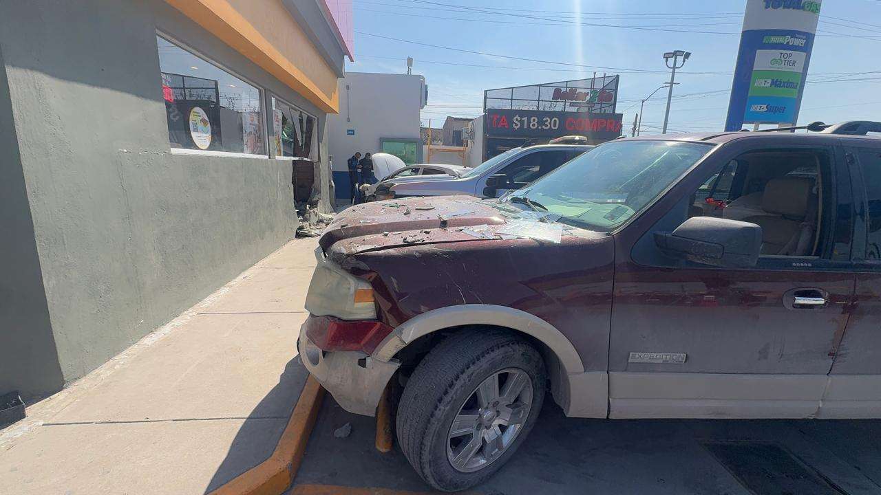 Derriba pared de OXXO auto sin control