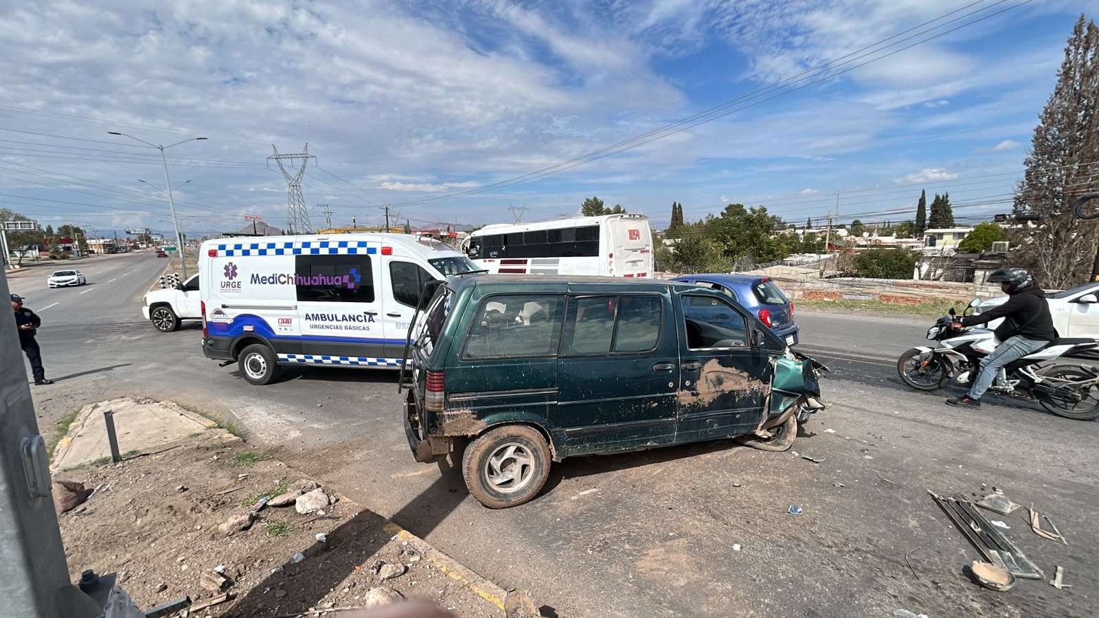 Choca adulto mayor contra poste; queda herido 
