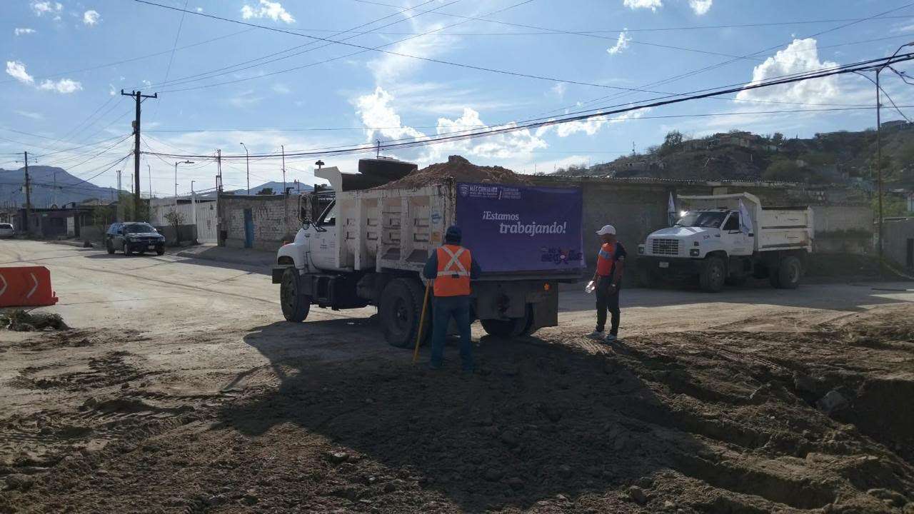 Reparan calles afectadas por lluvias en Juárez