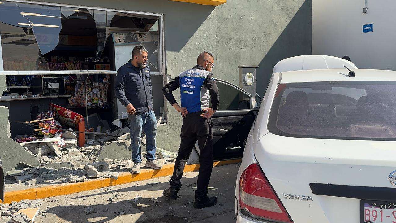 Derriba pared de OXXO auto sin control