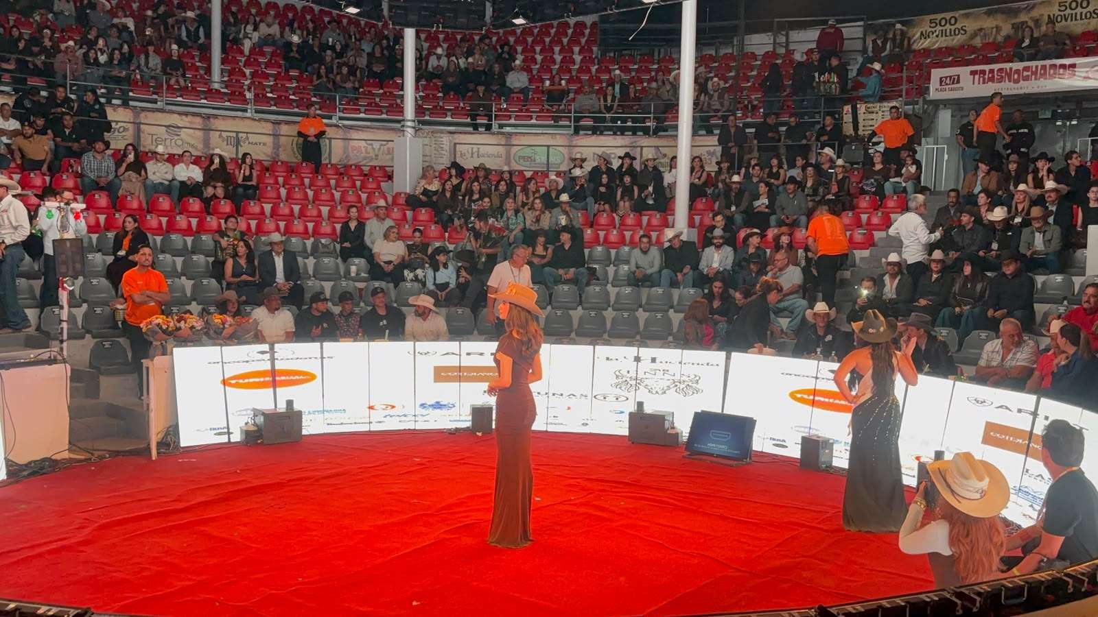 Inicia ceremonia de coronación de Reina de Expogan