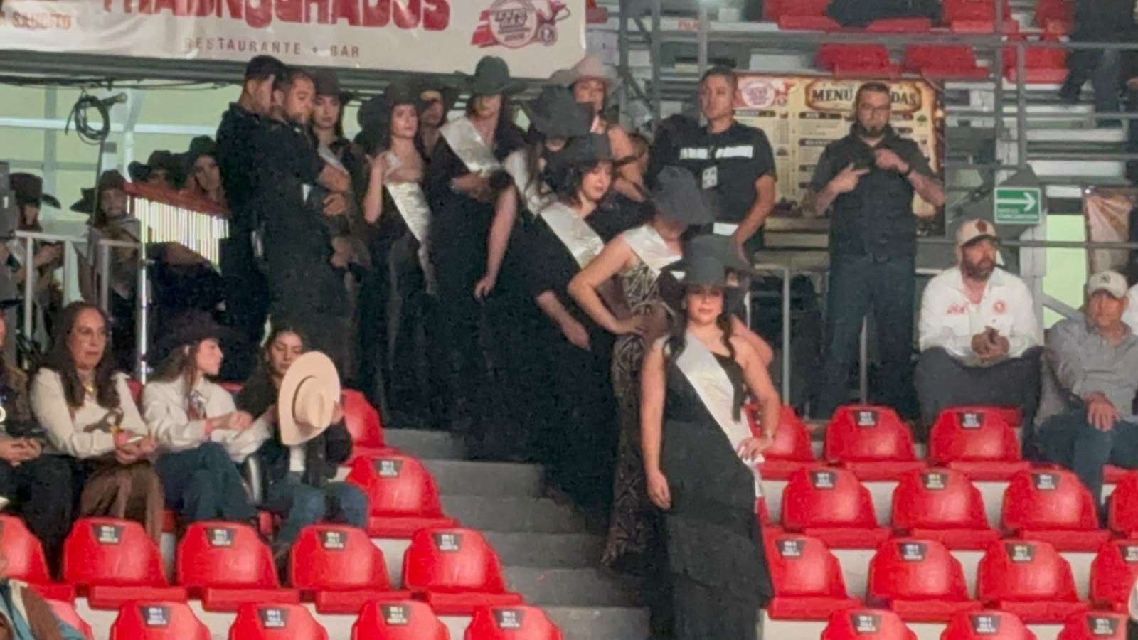 Inicia ceremonia de coronación de Reina de Expogan