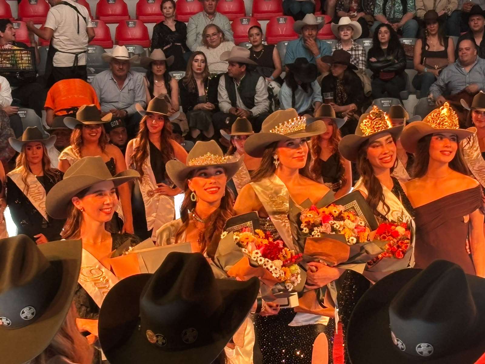 Coronan a Paulina Miramontes Reina de Expogan