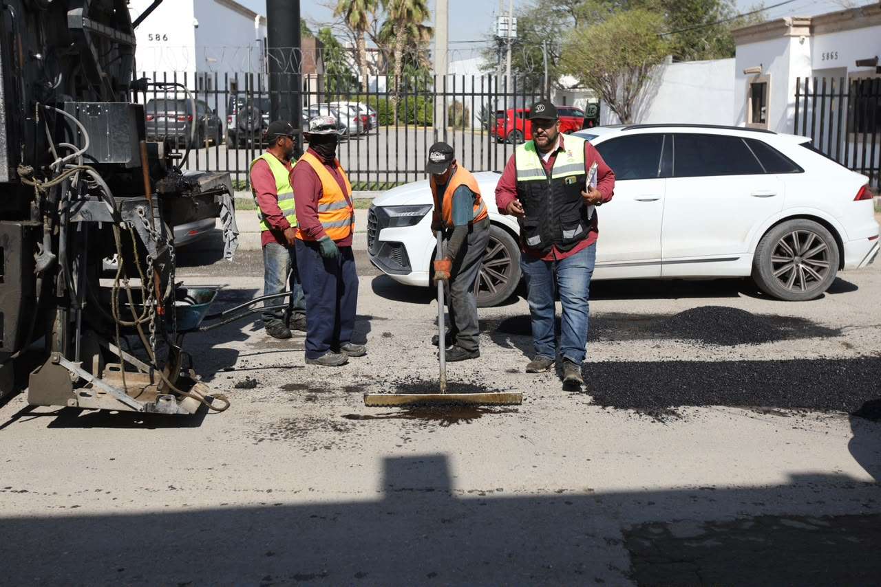 Arreglan calle Melquiades Alanís con programa de bacheo