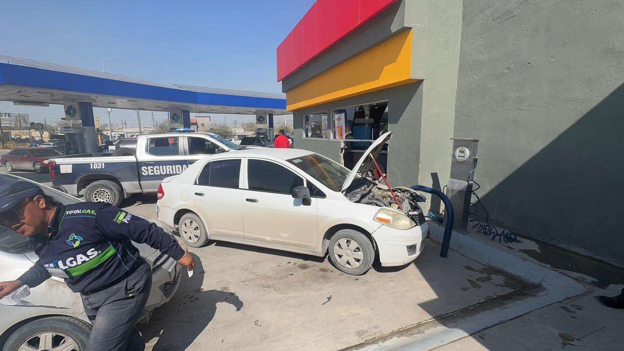 Derriba pared de OXXO auto sin control