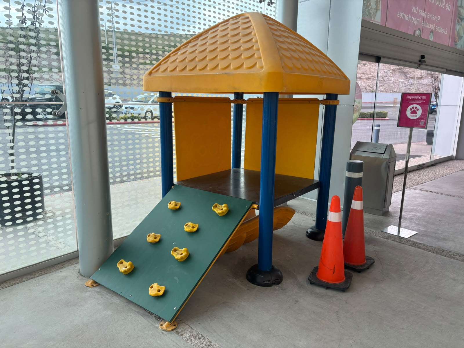 Liberan a menor atorado en juego en Fashion Mall