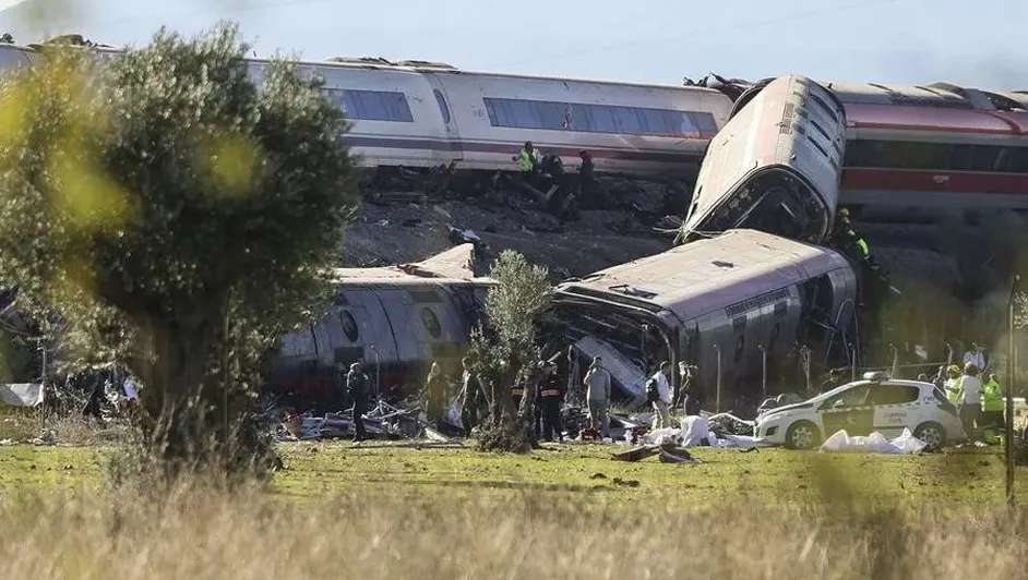 Mueren 64 en choque de trenes en España 