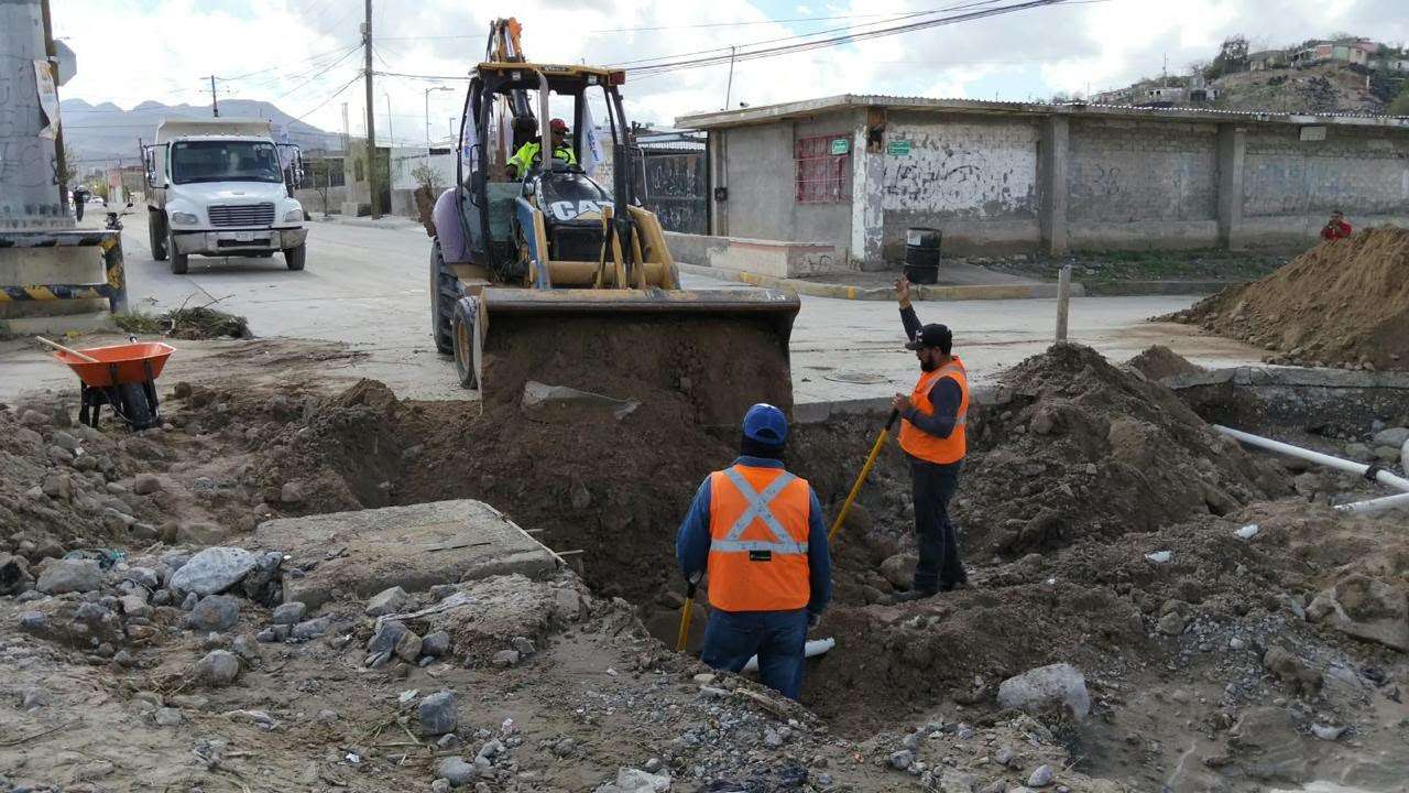 Reparan calles afectadas por lluvias en Juárez