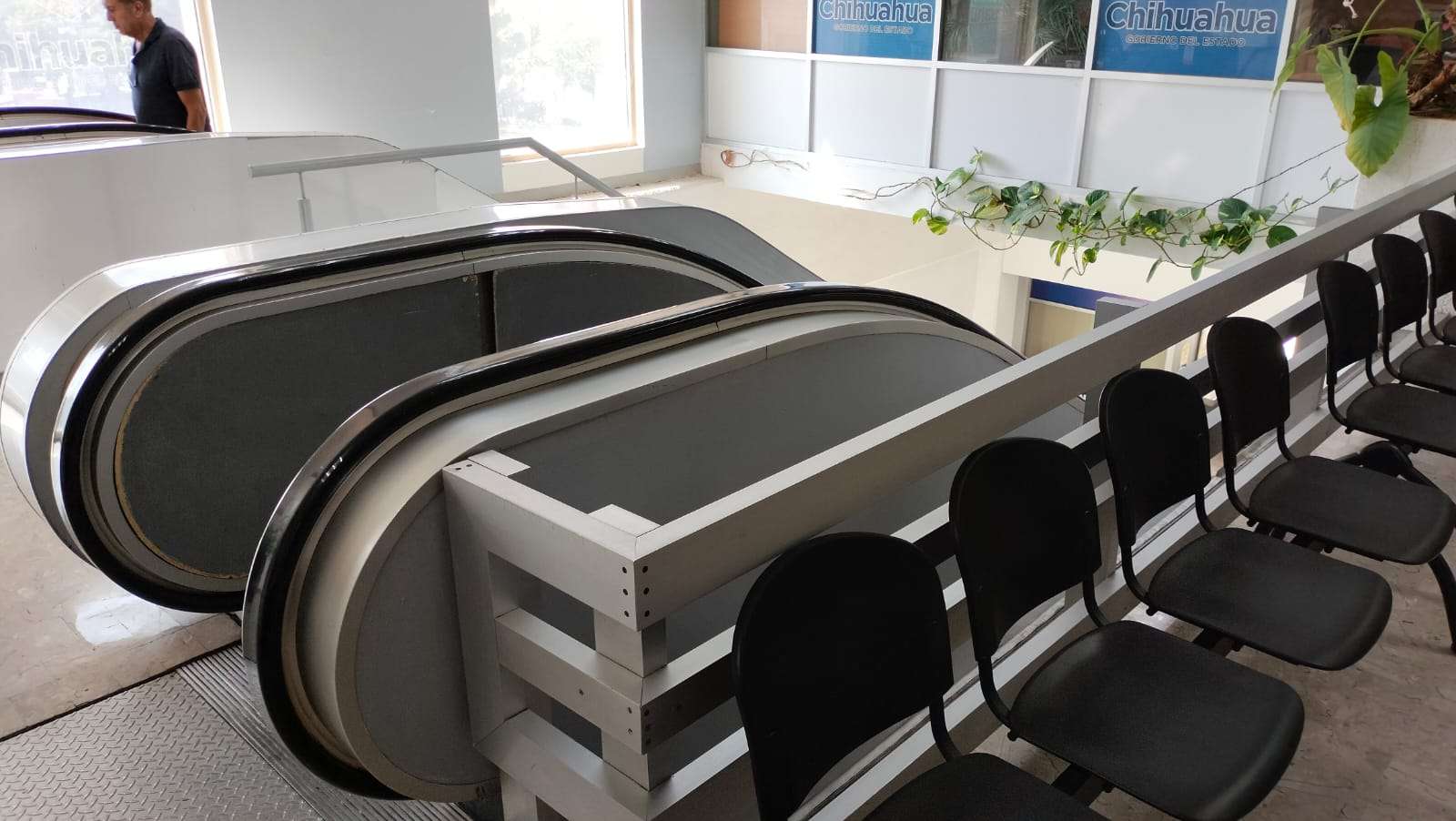 Dificultan escaleras inactivas a personas con discapacidad 