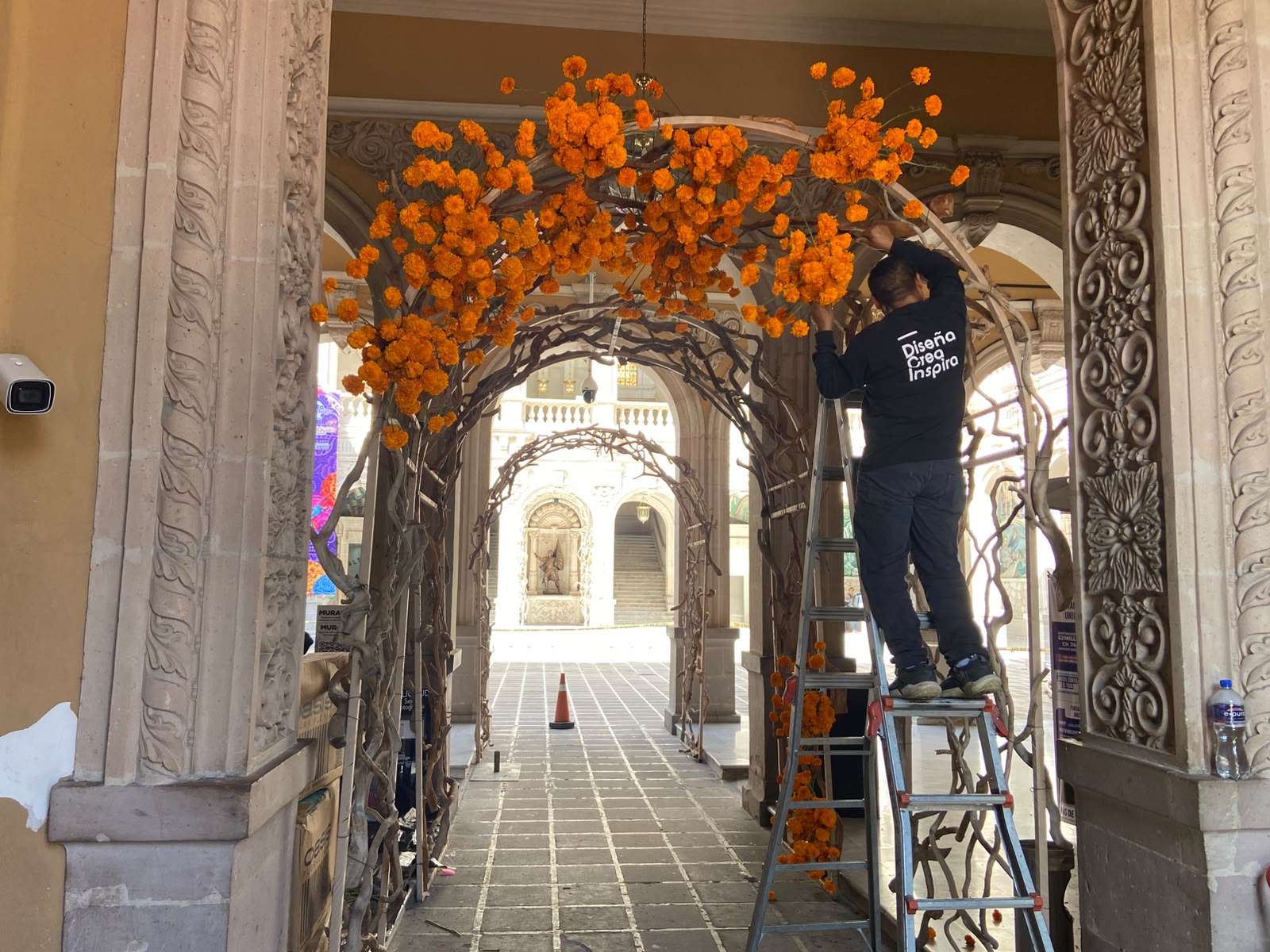 Instalan arreglos de cempasúchil por Día de Muertos