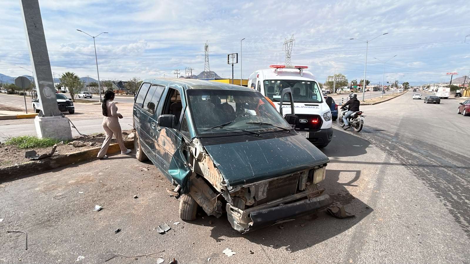 Choca adulto mayor contra poste; queda herido 