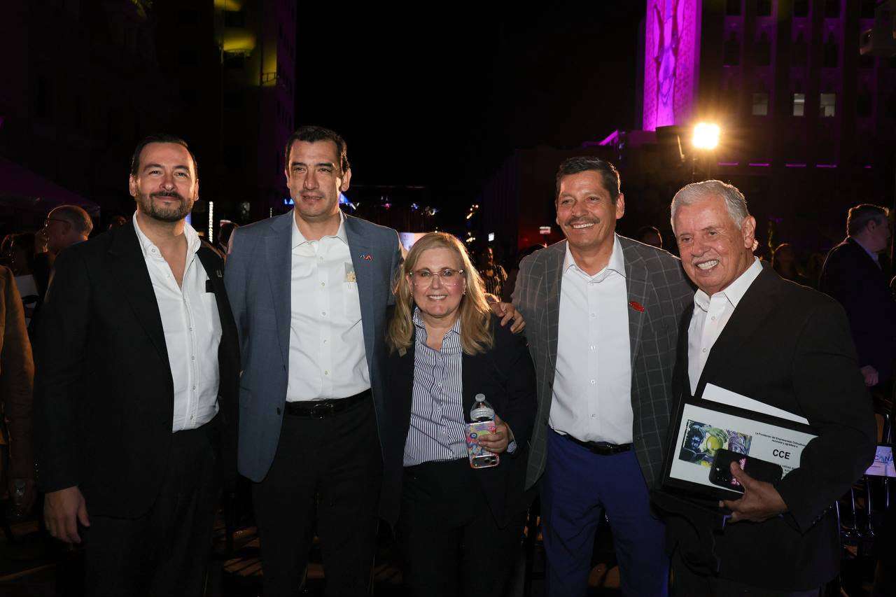 Reconoce Alcalde a Fechac por 30 años de trabajo 
